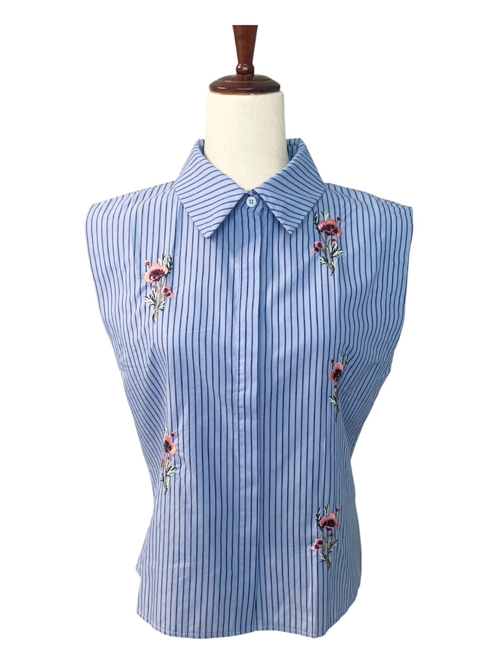 Del Ra Sleeveles Blue Pinstripe Button-Front Top with Pink Floral Embroidery EUC